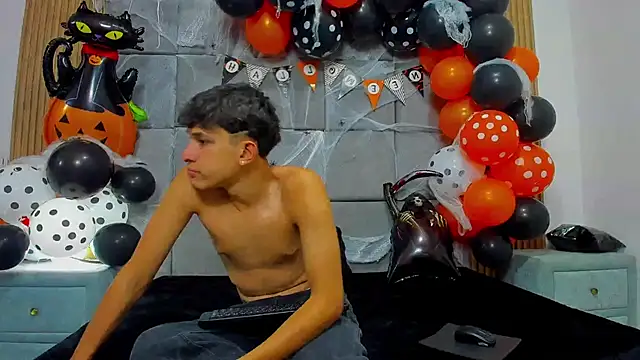 ChanellandMax online show from 10-30-25, 01:12