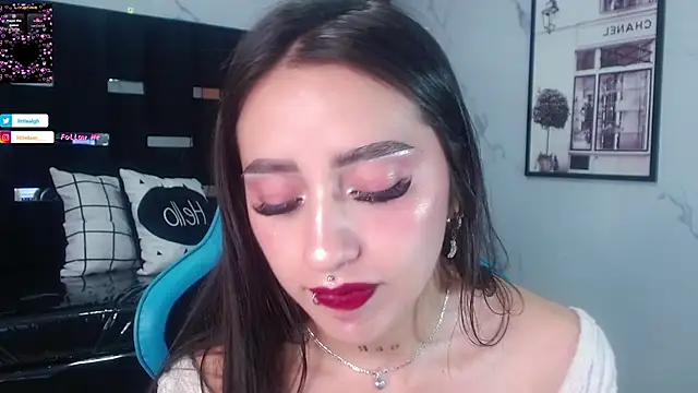 Snapshot of Abril_Velvet_a_ chatting on 10-17-25, 01:20 Abril Velvet a online show from 10-17-25, 01:20