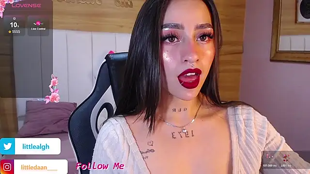 Snapshot of Abril_Velvet_a_ chatting on 10-22-25, 07:46 Abril Velvet a online show from 10-22-25, 07:46