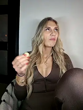 Snapshot of Melody1600 chatting on 10-18-25, 10:43 Melody1600 online show from 10-18-25, 10:43