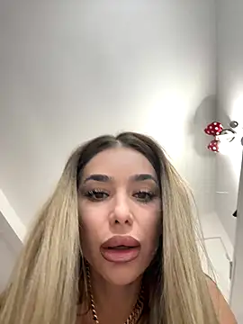 Snapshot of KaseyQuinn_ chatting on 10-10-25, 09:19 KaseyQuinn online show from 10-10-25, 09:19