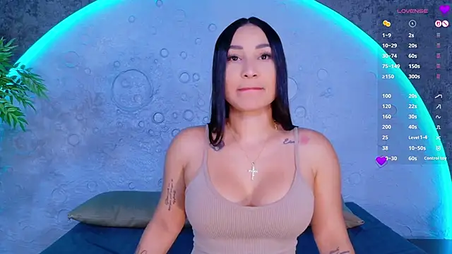 ReinaChloe online show from 04-30-26, 04:35