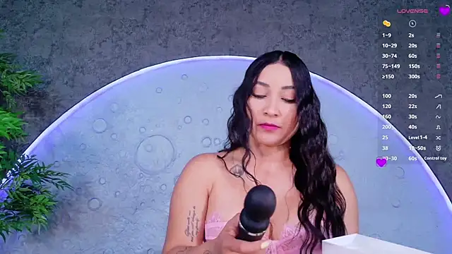 ReinaChloe online show from 05-07-26, 04:23