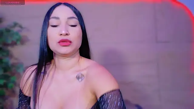 ReinaChloe online show from 05-08-26, 10:31