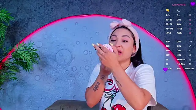 ReinaChloe online show from 05-09-26, 04:01