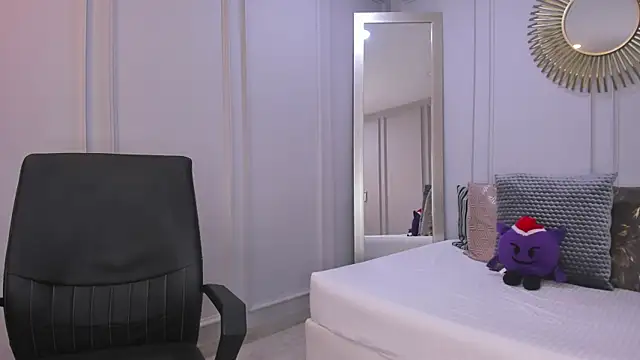 CharlotteBrownn  online show from 12-23-25, 04:32