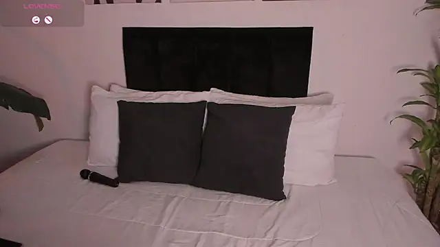 izzyvega   online show from 10-14-25, 11:49