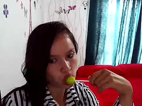 Snapshot of FrecitaRoja chatting on 10-16-25, 03:57 FrecitaRoja online show from 10-16-25, 03:57