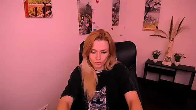 Snapshot of PeppyMia chatting on 09-19-25, 04:47 PeppyMia online show from 09-19-25, 04:47