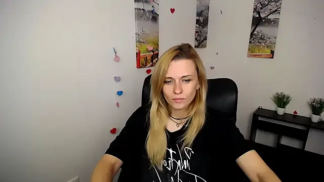 Snapshot of PeppyMia chatting on 10-21-25, 06:03 PeppyMia online show from 10-21-25, 06:03