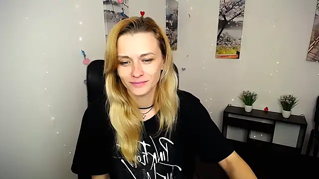 Snapshot of PeppyMia chatting on 10-28-25, 07:12 PeppyMia online show from 10-28-25, 07:12