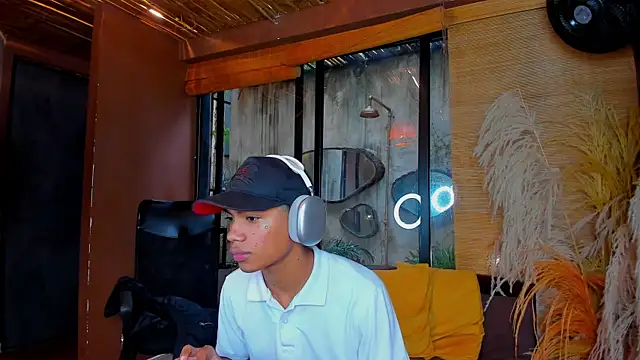 AlanCutee online show from 12-20-25, 01:51