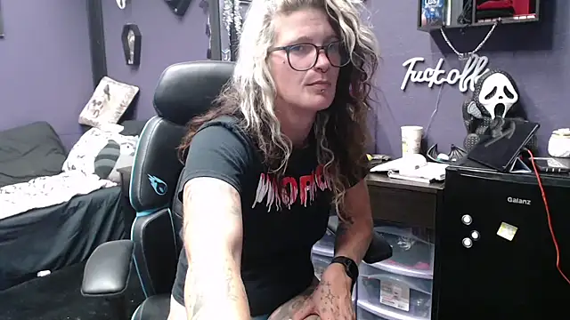 Snapshot of oddywithabody chatting on 10-11-25, 06:45 oddywithabody online show from 10-11-25, 06:45