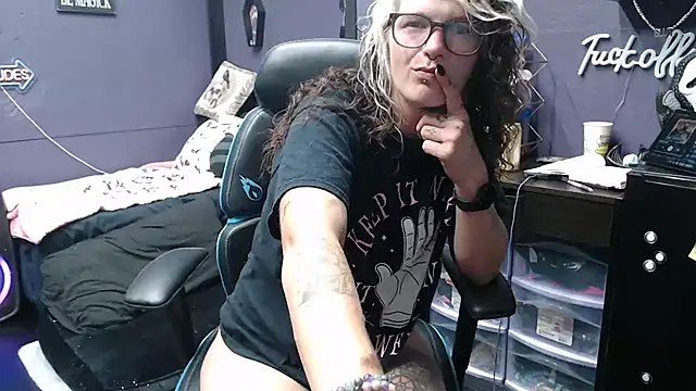 Snapshot of oddywithabody chatting on 10-15-25, 06:13 oddywithabody online show from 10-15-25, 06:13