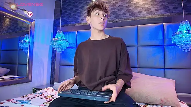 Snapshot of Twinkie_Hung chatting on 09-18-25, 09:28 Twinkie Hung online show from 09-18-25, 09:28