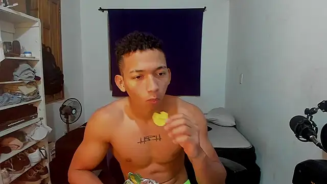 Snapshot of JuanchiT66 chatting on 10-25-25, 03:58 JuanchiT66 online show from 10-25-25, 03:58