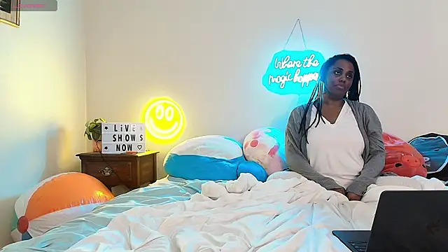 GigiMcFee online show from 09-18-25, 04:03
