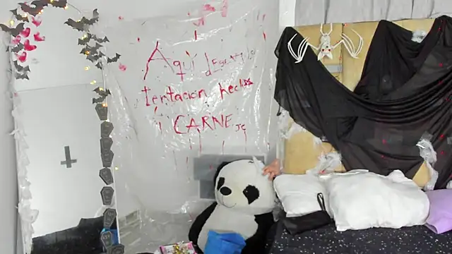 Snapshot of JulianaCarter chatting on 10-22-25, 07:35 JulianaCarter online show from 10-22-25, 07:35