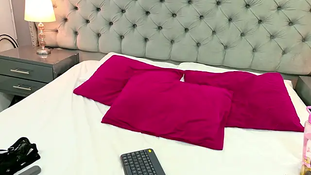 ScarlethCruz online show from 10-18-25, 07:58