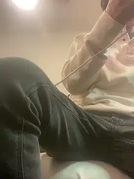 XanderOzzz online show from 12-17-25, 01:44