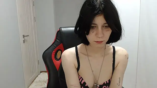 Snapshot of TinaQuiin chatting on 09-16-25, 08:04 TinaQuiin online show from 09-16-25, 08:04