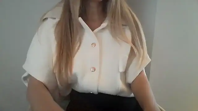 Snapshot of izabellaxoxo chatting on 12-17-25, 11:05 izabellaxoxo online show from 12-17-25, 11:05