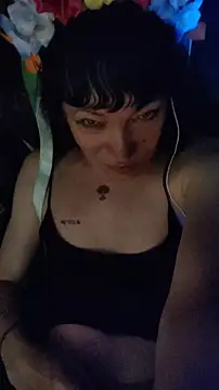 Snapshot of Tselka chatting on 10-25-25, 08:36 Tselka online show from 10-25-25, 08:36