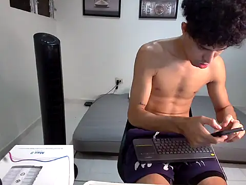 Snapshot of Dollarhot30 chatting on 10-28-25, 01:53 Dollarhot30 online show from 10-28-25, 01:53