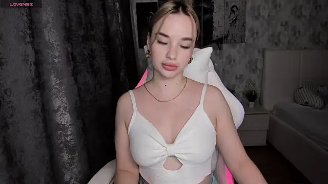 KiraKrox online show from 10-18-25, 07:25