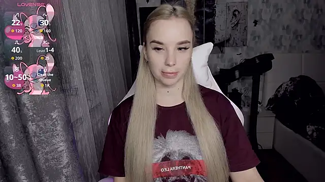 Snapshot of KiraKrox chatting on 11-22-25, 07:35 KiraKrox online show from 11-22-25, 07:35