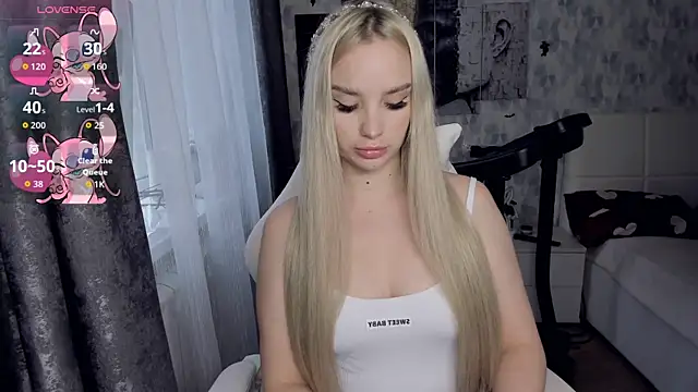 Snapshot of KiraKrox chatting on 12-04-25, 08:45 KiraKrox online show from 12-04-25, 08:45