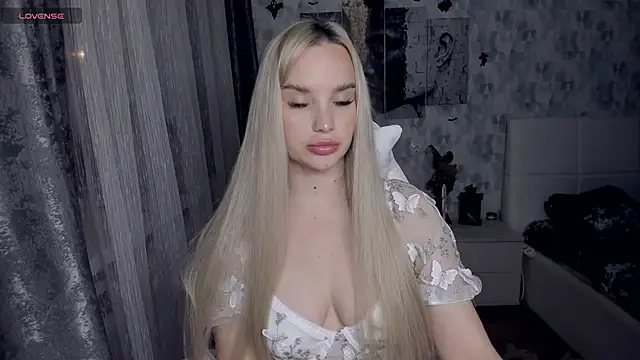 Snapshot of KiraKrox chatting on 12-15-25, 08:24 KiraKrox online show from 12-15-25, 08:24