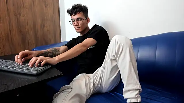 LittleMax23 online show from 11-04-25, 06:18