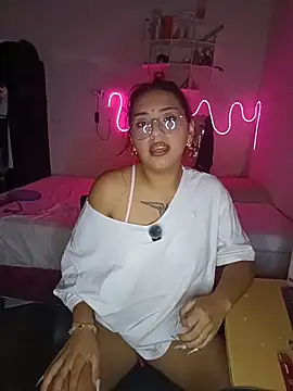 Snapshot of SoftLady_S33 chatting on 03-23-26, 09:52 SoftLady S33 online show from 03-23-26, 09:52