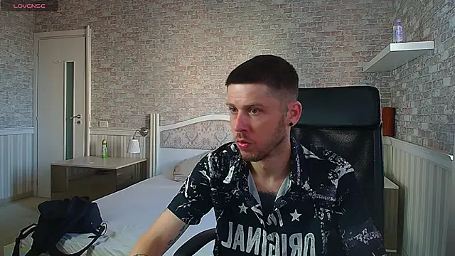Snapshot of JonahShaw chatting on 06-26-26, 04:28 JonahShaw online show from 06-26-26, 04:28