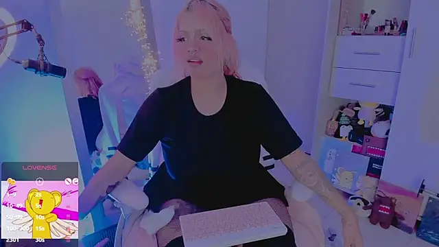 Snapshot of amywilld chatting on 03-16-26, 05:44 amywilld online show from 03-16-26, 05:44