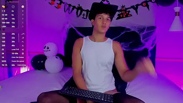 Snapshot of Leo_Savage_ chatting on 10-18-25, 04:48 Leo Savage online show from 10-18-25, 04:48