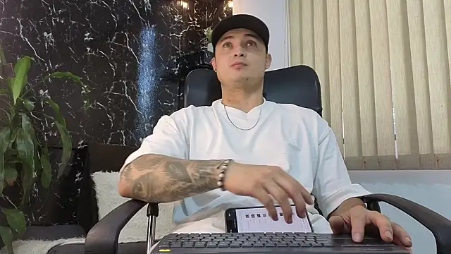 Snapshot of Alexander_ferre chatting on 02-11-26, 01:27 Alexander ferre online show from 02-11-26, 01:27