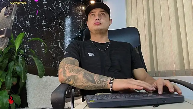 Snapshot of Alexander_ferre chatting on 02-13-26, 01:40 Alexander ferre online show from 02-13-26, 01:40