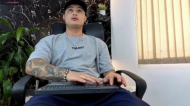 Snapshot of Alexander_ferre chatting on 03-07-26, 02:58 Alexander ferre online show from 03-07-26, 02:58