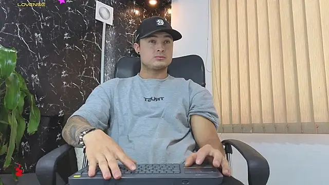 Snapshot of Alexander_ferre chatting on 03-18-26, 01:47 Alexander ferre online show from 03-18-26, 01:47