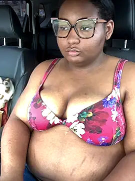 Snapshot of PoppyLuxe chatting on 11-08-25, 03:12 PoppyLuxe online show from 11-08-25, 03:12