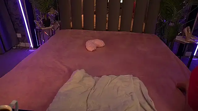 RedDoll  online show from 10-12-25, 07:46