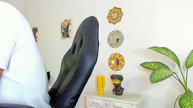  Tarekk  online show from 09-24-25, 01:47