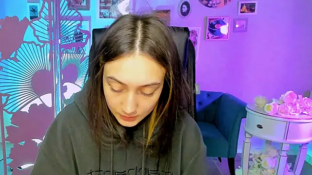 Snapshot of olivianorton chatting on 09-26-25, 12:53 olivianorton online show from 09-26-25, 12:53