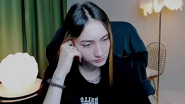 Snapshot of olivianorton chatting on 09-29-25, 03:39 olivianorton online show from 09-29-25, 03:39