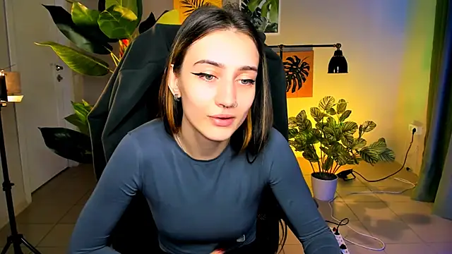 Snapshot of olivianorton chatting on 10-04-25, 10:35 olivianorton online show from 10-04-25, 10:35