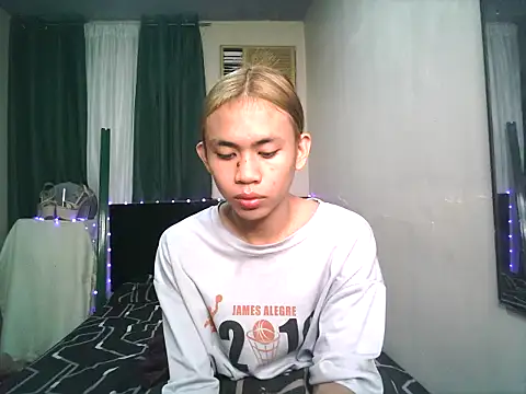 Snapshot of Sweet-shopia chatting on 10-24-25, 01:40 Sweet-shopia online show from 10-24-25, 01:40