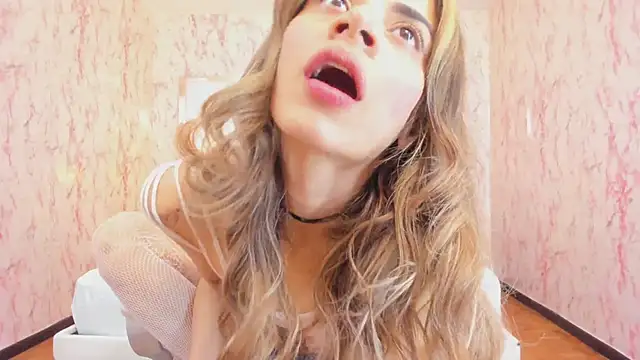 Snapshot of Emily_Whinfre chatting on 03-06-26, 08:05 Emily Whinfre online show from 03-06-26, 08:05