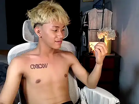 naughtyboyloy 0 online show from 12-17-25, 07:53